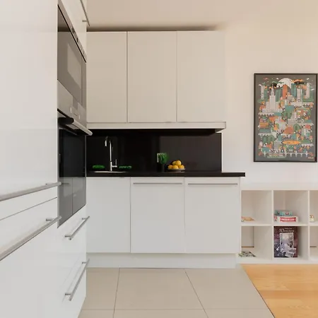 Sunny Centre By Renters Apartment